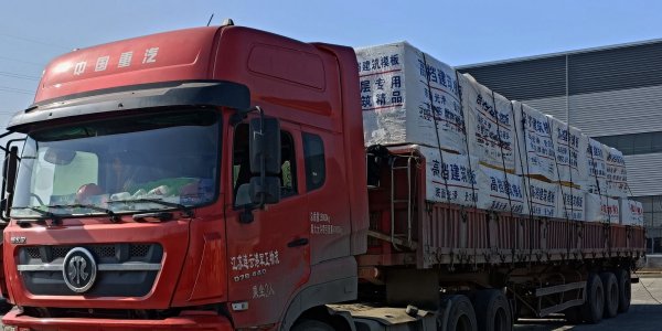 成品出货视频-生产车间视频-宏忆建筑模板厂家